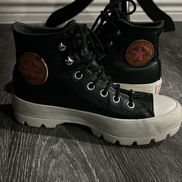 SPECIAL EDITION BLACK LEATHER CONVERSE SHOES. Size 6 1/2. - Picture 5 of 11